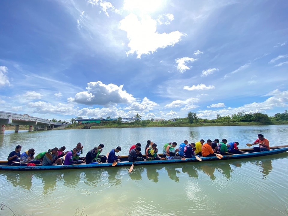 "ทีมเรือรุ่งเพชรวังใหม่" นำโดย นายรุ่งนพพร สง่าปู รองนายกเทศบาลตำบลวังใหม่ พร้อมด้วยผู้บริหาร ข้าราชการ พนักงาน ลูกจ้าง กำนัน ผู้ใหญ่/ ผู้ช่วยผู้ใหญ่บ้าน และประชาชนตำบลวังใหม่ ซ้อมพายเรือแข่งประเภทเรือผู้นำ 32 ฝีพาย  ณ คลองนาคราช บ้านคนฑี ต.บ้านนา ซึ่งจะเข้าร่วมแข่งขันใน"โครงการแข่งขันเรือยาวประเพณีขี้นโขนชิงธงจังหวัดชุมพร ประจำปี 2567ระหว่างวันที่ 11-15 กัยายน 2567 ณ คลองในหลวงหัววัง-พนังตัก ตำบลนาชะอัง อ.เมือง จ.ชุมพร