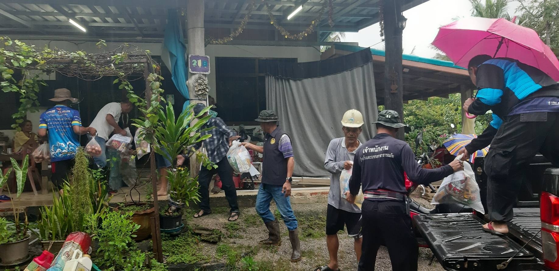 นำโดย นายรุ่งนพพร สง่าปู รองนายกเทศมนตรีรับมอบหมายงานจากนายพรศักดิ์ พิมานนายกเทศมนตรี หัวหน้าสำนักปลัด สมาชิกสภาเทศบาลเขต 1 กำนัน ผู้ใหญ่บ้านมอบถุงยังชีพให้กับผู้ประสบอุทกภัย หมู่ที่ 2 (ชอย ทางเข้าวัดถ้ำสนุก) ต.วังใหม่ อ.เมือง จ.ชุมพร