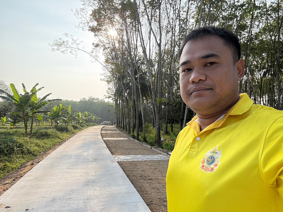 วันนี้( 3 มี.ค.68)เวลา 08.30 น.
จ.ส.อ.อนุสรณ์ ชะรินสาร นายช่างโยธา ลงพื้นที่ปฏิบัติงานติดตามการทำถนนผู้รับจ้างทำการเทคอนกรีต ณ ถนน
ราษฎร์พัฒนาเชื่อมคลองสะเดา หมู่ 6 ต. วังใหม่ อ เมือง จ.ชุมพร
