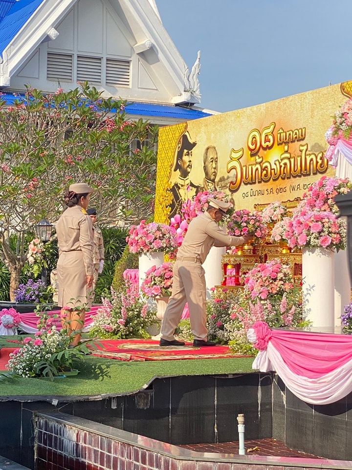 วันนี้ (18มีนาคม 2568) เวลา 08.30 น.นำโดยนายพรศักดิ์ พิมาน นายกเทศมนตรีตำบลวังใหม่พร้อมด้วยบุคคลากรร่วมพิธีวางพานพุ่มเนื่องในวัน "ท้องถิ่นไทย"บริเวณหน้าพระบรมราชานุสาวรีย์พระบาทสมเด็จพระจุลจอมเกล้าเจ้าอยู่หัว ณ สนามหน้าที่ว่าการอำเภอเมืองชุมพร จังหวัดชุมพร