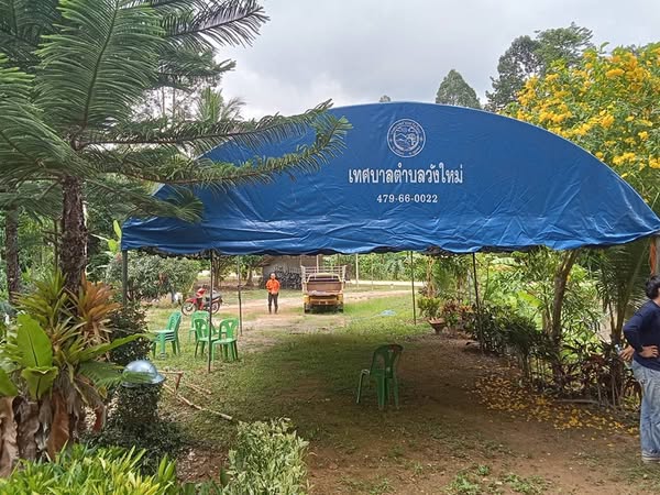 วันนี้(15/พ.ค/68)เวลา 13.30 น.
นำโดยจ.ส.อ.ศราวุธ พฤกษามุกเจ้าพนักงานป้องกันฯพร้อมด้วย 
พนักงานกองช่าง ดำเนินการขึ้นเต็นท์ จำนวน 1 หลังให้กับประชาชน ณ ซอยลังตัง หมู่ที่ 5 ต.วังใหม่ อ.เมือง จ. ชุมพร