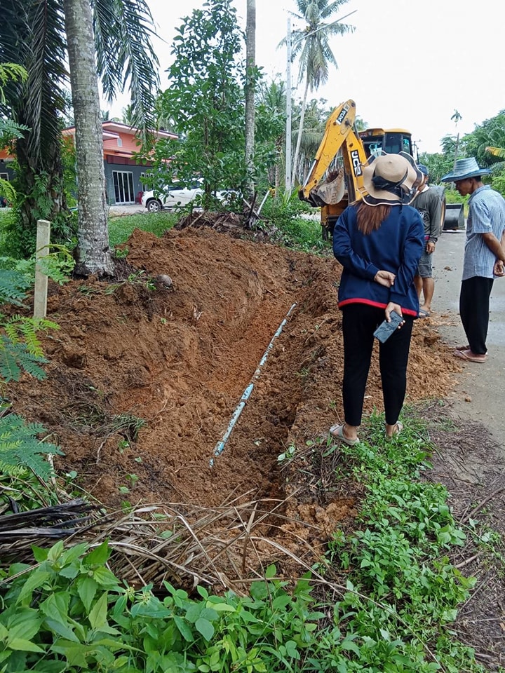 วันนี้ (16/พ.ค./68) เวลา 09.30น.นำโดย นายสมพร พรมโยธา พนักงานขับเครื่องจักรกลขนาดเบา และนายสราวุธ สิทธิศักดิ์ พนักงานขับเครื่องจักรกลขนาดกลาง ลงพื้นที่ปฏิบัติงานขุดวางท่อถนน ณ บ้านเขาการ้อง หมู่ที่ 1 ต.วังใหม่ อ.เมือง จ.ชุมพร