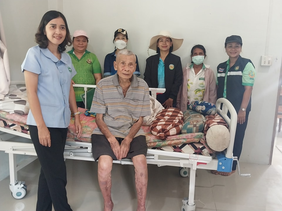 วันนี้ ( 28 พ.ค.68) เวลา 13.00 น.งานสาธารณสุขและสิ่งแวดล้อมเทศบาลตำบลวังใหม่ นำโดย นางสาว พรพรรณ แย้มมยาสุจริต หัวหน้าสำนักปลัด นางสาวญานิศา ทั่งเนียม หัวหน้าฝ่ายบริหารงานทั่วไป พร้อมด้วยนางวัลยา นาคสิทธิ์ นักวิชาการสาธารณสุข นางสาวกนกวรรณ พรหมพฤกษ์ ผู้ช่วยเจ้าพนักงานสาธารณสุข นางสาวศิริวัน เขียวอุดม ผู้ช่วยเจ้าพนักงานประชาสัมพันธ์ นางจันทรา รักจันทร์ แม่บ้าน (ช่วยขับรถยนต์)   ร่วมกับเจ้าหน้าที่โรงพยาบาลส่งเสริมสุขภาพประจำตำบลวังใหม่และคณะทีมงานอสม.รพ.สต.วังใหม่ลงพื้นที่ปฏิบัติงานร่วมกันใน
 "โครงการสนับสนุนผ้าอ้อมผู้ใหญ่ แผ่นรองซับการขับถ่าย และผ้าอ้อมทางเลือก สำหรับบุคคลที่มีภาวะพึ่งพิงและบุคคลที่มีภาวะปัญหาการกลั้นปัสสาวะหรืออุจจาระไม่ได้ ประจำปี งบประมาณ 2568" จำนวน  5 ราย ในพื้นที่ หมู่ที่ 8 และหมู่ที่ 9 ต.วังใหม่ อ.เมือง จ.ชุมพร