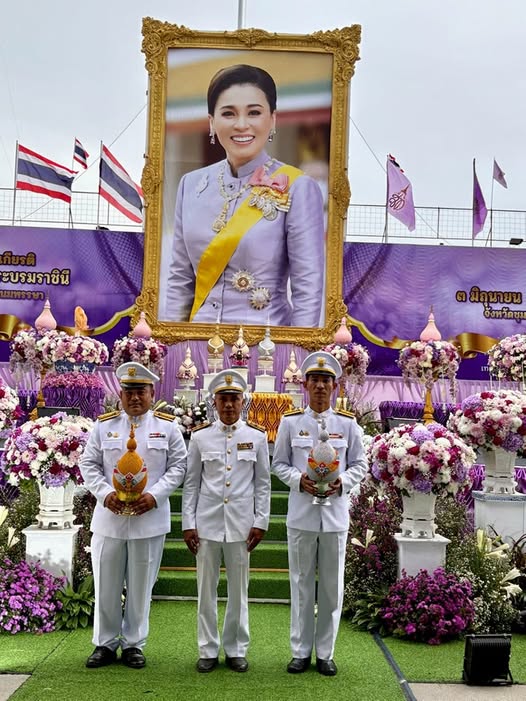 วันนี้ (3 มิถุนายน 68)  ที่บริเวณหน้าเทศบาลเมืองชุมพร  นำโดยนายสุนทร ดำวรรณ์ ปลัดเทศบาลตำบลวังใหม่ ปฏิบัติหน้าที่ นายกเทศมนตรีตำบลวังใหม่ พร้อมด้วยจ.ส.อ.อนุสรณ์ ชะรินสาร นายช่างโยธารักษาการณ์ ผอ.กองช่าง และจ.ส.อ.กีรติ มากนาสัก เจ้าพนักงานประปาเข้าร่วมในพิธีถวายราชสักการะและวางพานพุ่ม
 เนื่องในโอกาสวันเฉลิมพระชนมพรรษา สมเด็จพระนางเจ้าสุทิดา พัชรสุธาพิมลลักษณ พระบรมราชินี ครบรอบ 47 พรรษา 3 มิถุนายน 2568
