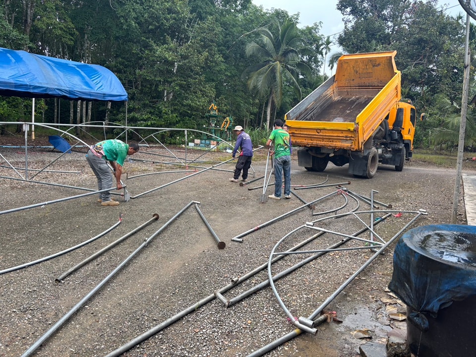 วันนี้(4 มิ.ย.68) เวลา 09.30 น
นำโดยจ.ส.อ.ศราวุธ พฤกษามุก เจ้าพนักงานป้องกันฯพร้อมด้วย พนักงานป้องกันฯ พนักงานกองช่าง ดำเนินการเก็บเต็นท์และขึ้นเต็นท์จำนวน 2 หลัง เก้าอี้ 50 ตัว
ให้ ประชาชน(ณ ซอยราษฏร์พัฒนา) หมู่ที่ 6 ต.วังใหม่ อ.เมือง จ. ชุมพร