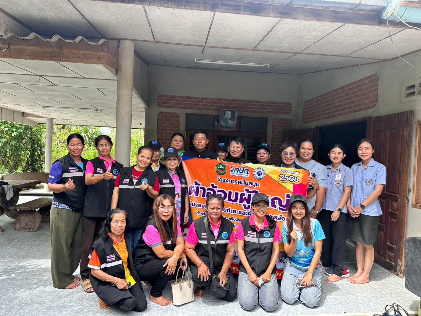 วันนี้ (2 กรกฏาคม 2568) เวลา 09.00 น. นำโดย นายพรศักดิ์ พิมาน นายกเทศมนตรีตำบลวังใหม่ พร้อมด้วย นางวัลยา นาคสิทธิ์ นักวิชาการสาธารณสุข นางสาวกนกวรรณ พรหมพฤกษ์
ผู้ช่วยนักวิชาการสาธารณสุข นางสาวศิริวัน เขียวอุดม ผู้ช่วยเจ้าพนักงานประชาสัมพันธ์  นางจันทรา รักจันทร์ คนงานทั่วไป (ช่วยขับรถยนต์) 
ร่วมกับ เจ้าหน้าที่รพ.ค่ายเขตอุดมศักดิ์  อสม.หมู่ที่ 1 และนาย
สุรพงค์ พรมโยธา ผู้ใหญ่บ้านหมู่ที่ 1
ร่วมลงพื้นที่ปฏิบัติงาน เยี่ยมและให้กำลังใจผู้สูงอายุ/พิการ พร้อมมอบผ้าอ้อมให้กับผู้ทีมีภาระพี่งพิง ประจำปี 2568  จำนวน 11 ราย ณ บ้านเขาการ้อง หมู่ที่ 1 ต.วังใหม่ อ.เมือง จ.ชุมพร