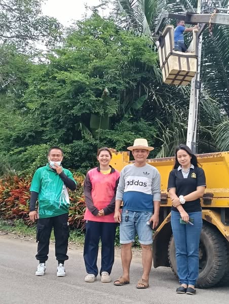วันนี้ (2 /ก.ค./68) เวลา 10.00 น. นำโดย นายเทวฤทธิ์ อิสโร รองนายกเทศมนตรีตำบลวังใหม่ นางสาว พรพรหม พิมานเลขานุการนายกเทศมนตรีตำบลวังใหม่ นายบัญชา ชุ่มชื่น รองประธานสภา นางสาวพงค์ผกา ยอดทอง เลขาสภา  👨‍🦰👱👨‍🦳
พร้อมด้วยนายเขมฐณัฐ อรุณโชติ ผู้ช่วยนายช่างไฟฟ้า นายสุรพงค์ เรณสถาน พนักงานขับเครื่องจักรกลขนาดเบา 
#ลงพื้นที่ปฏิบัติงานติดไฟส่องสว่างถนน ณ ซอยห้วยทรายขาว บ้านจปร. หมู่ที่ 7 ต.วังใหม่ อ.เมือง จ.ชุมพร