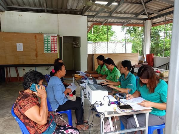 วันนี้ (9 ก.ค.68) เวลา 09.00 น.
งานจัดเก็บรายได้ กองคลังเทศบาลตำบลวังใหม่ นำโดยนางแพรวพรรณ ศรีสุวรรณ นักวิชาการเงินและบัญชี นางสาวกาญจนา สวียม นักวิชาการจัดเก็บรายได้ นางสาวสุภาพร พรหมโยธา เจ้าพนักงานการเงินและบัญชี พร้อมด้วย นางสาวอังคณา สง่าปู ผู้ช่วยเจ้าพนักงานธุการ  ลงพื้นที่ปฏิบัติงาน
# ออกหน่วยบริการรับชำระภาษีที่ดินและสิ่งปลูกสร้างและชำระค่าขยะมูลฝอย ณ บ้านเขา
การ้อง หมู่ที่ 1 ต.วังใหม่ อ.เมือง จ.ชุมพร