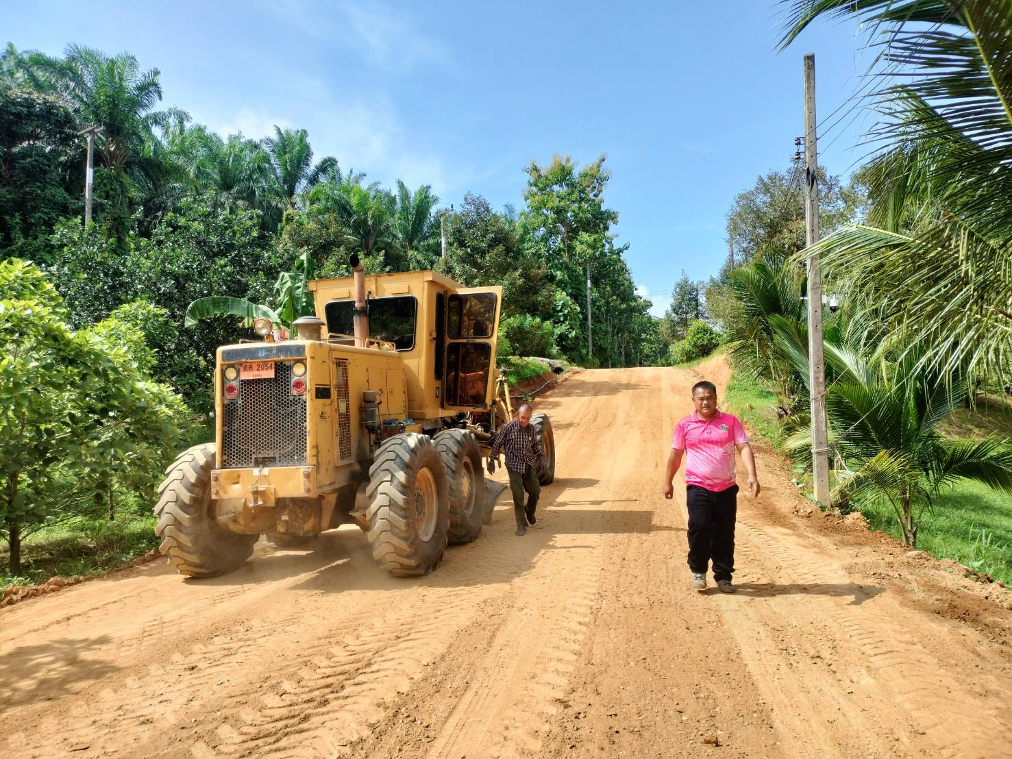 วันนี้ ( 15 ก.ค 68) เวลา  09.30 น. นำโดยจ.ส.อ. อนุสรณ์ ชะรินสาร นายช่างโยธา รักษาการณ์ ผอ.กองช่าง พร้อมด้วย นายชัยวัฒน์ อัมพวันลงพื้นที่ปฏิบัติงานติดตาม ก่อสร้างถนนคอนกรีต สายพรุชิง-เขาการ้อง หมู่ที่8 ต.วังใหม่ อ.เมือง จ.ชุมพร
