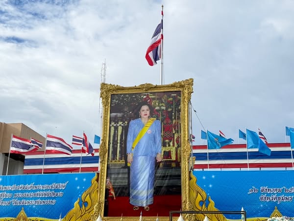 #นายพรศักดิ์ พิมาน นายกเทศมนตรี ตำบลวังใหม่พร้อมด้วยบุคลากร ร่วมพิธีถวายเครื่องราชสักการะและจุดเทียนถวายพระพรชัยมงคล เนื่องในโอกาสวันเฉลิมพระชนมพรรษา สมเด็จพระนางเจ้าสิริกิติ์ พระบรมราชินีนาถ พระบรมราชชนนีพันปีหลวง