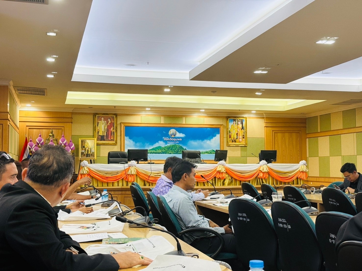 #นักวิชาการศึกษา ทต.วังใหม่ร่วมประชุมเตรียมการขอรับการสนับสนุนงบประมาณสร้างสนามกีฬาและลานกีฬา
วันนี้ (14  สิงหาคม 2568)เวลา 13.00  นางสาวกัญญาวีร์ ชูศรี นักวิชาการศึกษา เทศบาลตำบลวังใหม่  เข้าร่วมประชุมแนวทาง
การเตรียมความพร้อมในการขอรับการสนับสนุนงบประมาณในการจัดสร้างสนามกีฬาและลานกีฬา  โดยสำนักงานการท่องเที่ยวและกีฬาจังหวัดชุมพร
ณ ห้องประชุมเกาะเสม็ด ชั้น 4 ศาลากลางจังหวัดชุมพร