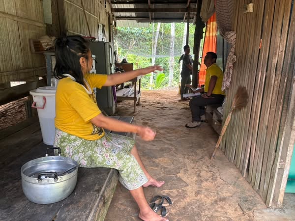 # นักพัฒนาชุมชนเทศบาลตำบลวังใหม่ ลงพื้นที่สำรวจบ้านคนพิการ
วันนี้ (25 สิงหาคม 2568) เวลา 10.00 น. พ.จ.อ.สิทธิชัย พิมสุวรรณ นักพัฒนาชุมชนชำนาญการ พร้อมด้วยจ.ส.อ. ศราวุธ พฤกษามุก เจ้าพนักงานป้องกันและบรรเทาสาธารณภัย ลงพื้นที
สำรวจสภาพบ้านคนพิการ  นางสุมาลี จันทร์แก้วบ้านเลขที่   88/2  หมู่ที่ 4 ต.วังใหม่ อ.เมืองชุมพร จ.ชุมพร
 เพื่อปรับสภาพแวดล้อมที่อยู่อาศัย ประจำปีงบประมาณ  2569