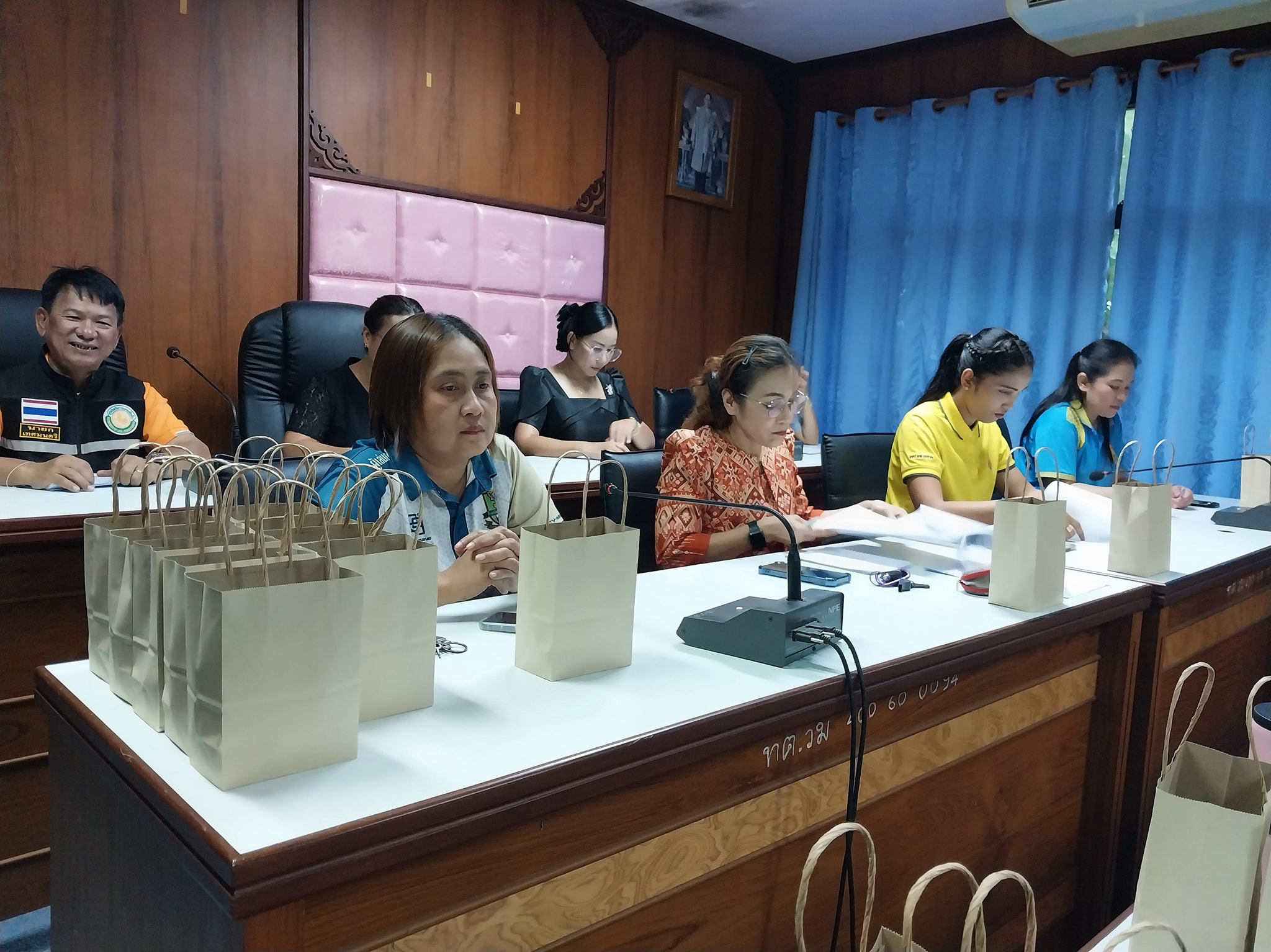 #นายกเทศมนตรี ตำบลวังใหม่ประธานประชุมคัดเลือกสื่อการเรียนการสอน
วันนี้ ( 28 สิงหาคม 2568) เวลา 09.00 น.นายพรศักดิ์ พิมาน นายกเทศมนตรีตำบลวังใหม่ เป็นประธานเปิดการประชุม คัดเลือกสื่อการเรียนการสอน ของศูนย์พัฒนาเด็กเล็กสังกัดเทศบาลตำบลวังใหม่ 
มีผู้เข้าร่วมประชุมหัวหน้าสำนักปลัด นักวิชาการศึกษาผอ.โรงพยาบาลส่งเสริมสุขภาพประจำตำบลวังใหม่ ผอ.โรงพยาบาลส่งเสริมสุขภาพประจำตำบลบ้านท่าไม้ลาย คณะครูและผู้ปกครองศูนย์พัฒนาด็กเล็ก ไทยรัฐวิทยา 66 (บ้านนาเนียน) คณะครูและผู้ปกครองนักเรียน ศูนย์พัฒนาเด็กเล็ก โรงเรียนวัดน้อมถวาย คณะครูและผู้ปกครองนักเรียนศูนย์พัฒนาเด็กเล็ก เทศบาลตำบลวังใหม่ คณะครูและผู้ปกครองนักเรียนศูนย์พัฒนาเด็กเล็ก บ้านท่าไม้ลาย กรรมการสถานศึกษา 
เพื่อ คัดเลือกสื่อการเรียนการ
สอนให้เหมาะสมกับการพัฒนาการของเด็กในวัยเรียน
แต่ละช่วงชั้นวัย ณ ห้องประชุมท่าไม้ลาย เทศบาลตำบลวังใหม่ อ.เมืองชุมพร จ.ชุมพร