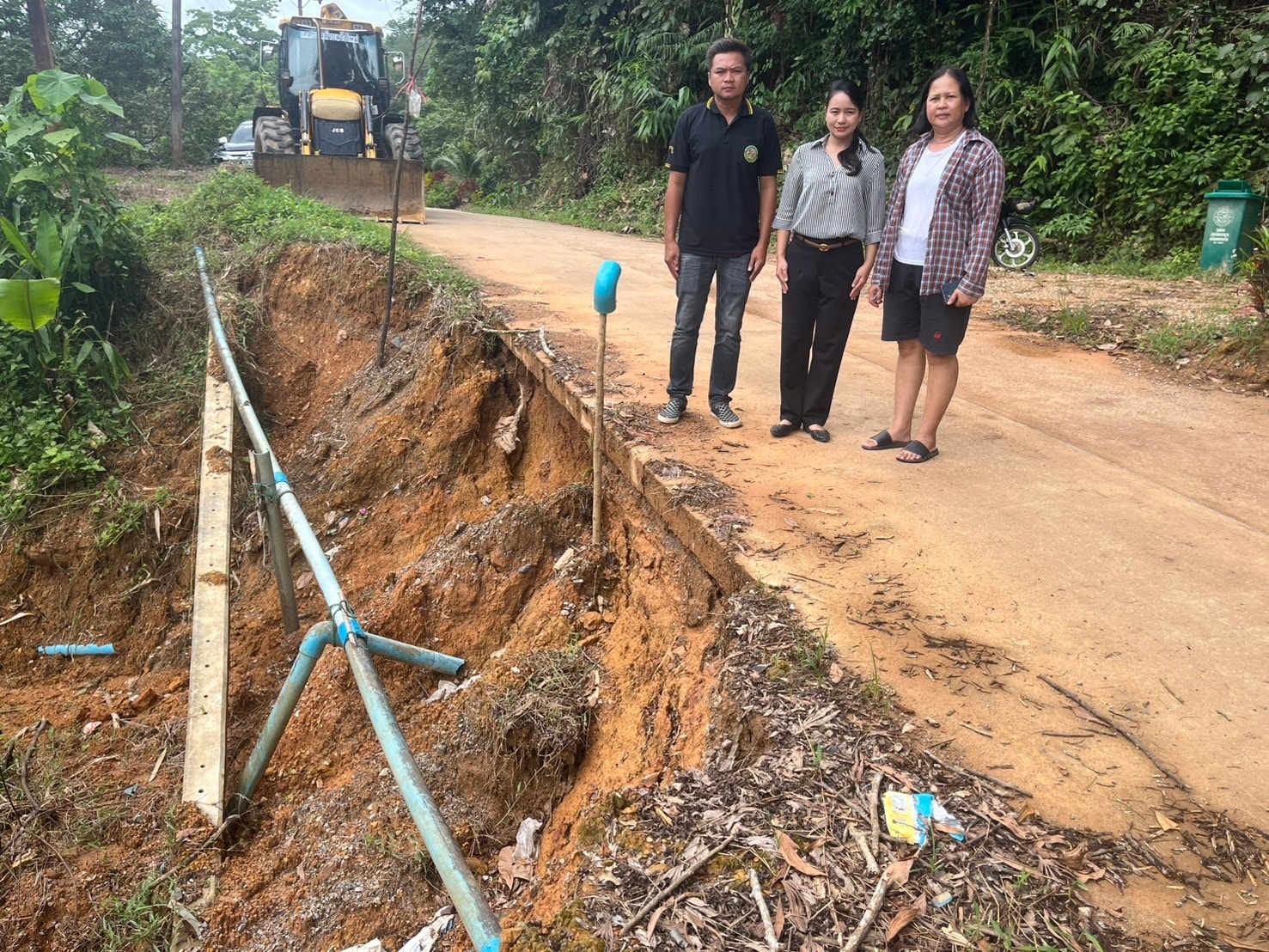 # ผู้บริหารเทศบาลตำบลวังใหม่ลงพื้นที่ติดตามการทำงานขุดคูระบายน้ำ ช่อมแชมดินพังทะลาย