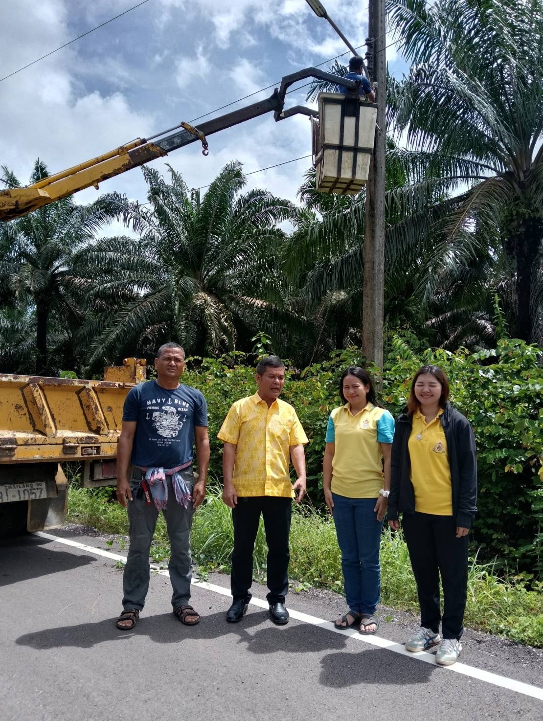 #พนักงานช่าง ไฟฟ้า กองช่างเทศบาลตำบลวังใหม่ ลงพื้นที่เร่งด่วนเปลี่ยนหลอดไฟ แก้ปัญหาให้กับประชาชนตามคำสั่งนายกเทศมนตรีตำบลวังใหม่
วันนี้  (15 กันยายน 2568) เวลา 11.00 น.นำโดย นางสาวพรพรหม พิมาน เลขานุการนายกเทศมนตรีตำบลวังใหม่ พร้อมด้วย นายบัญชา ชุ่มชื่น รองประธานสภา นาย สนธยา เกิดเขาทะลุ สมาชิกสภาเทศบาล  นางสาว พงค์ ผกา ยอดทอง เลขาสภา นายเขมฐณัฐ อรุณโชติ ผู้ช่วย นายช่างไฟฟ้า พร้อมด้วย นาย สุรพงค์ เรณสถาน พนักงานขับเครื่องจักรขนาดเบา ลงพื้นที่ปฏิบัติงาน
เปลี่ยนหลอดไฟส่องสว่างถนนในหมู่บ้าน เพื่อแก้ปัญหาความเดือดร้อนของประชาชน เพิ่มแสงสว่างทึ่ใช้ถนนเส้นทางนี้สัญจรไป-มา ในการลดอุบัติเหตุที่จะเกิดขึ้นได้ ณ ช่องขุนแก้ว หมู่ที่ 6 ต.วังใหม่ อ.เมืองชุมพร จ.ชุมพร