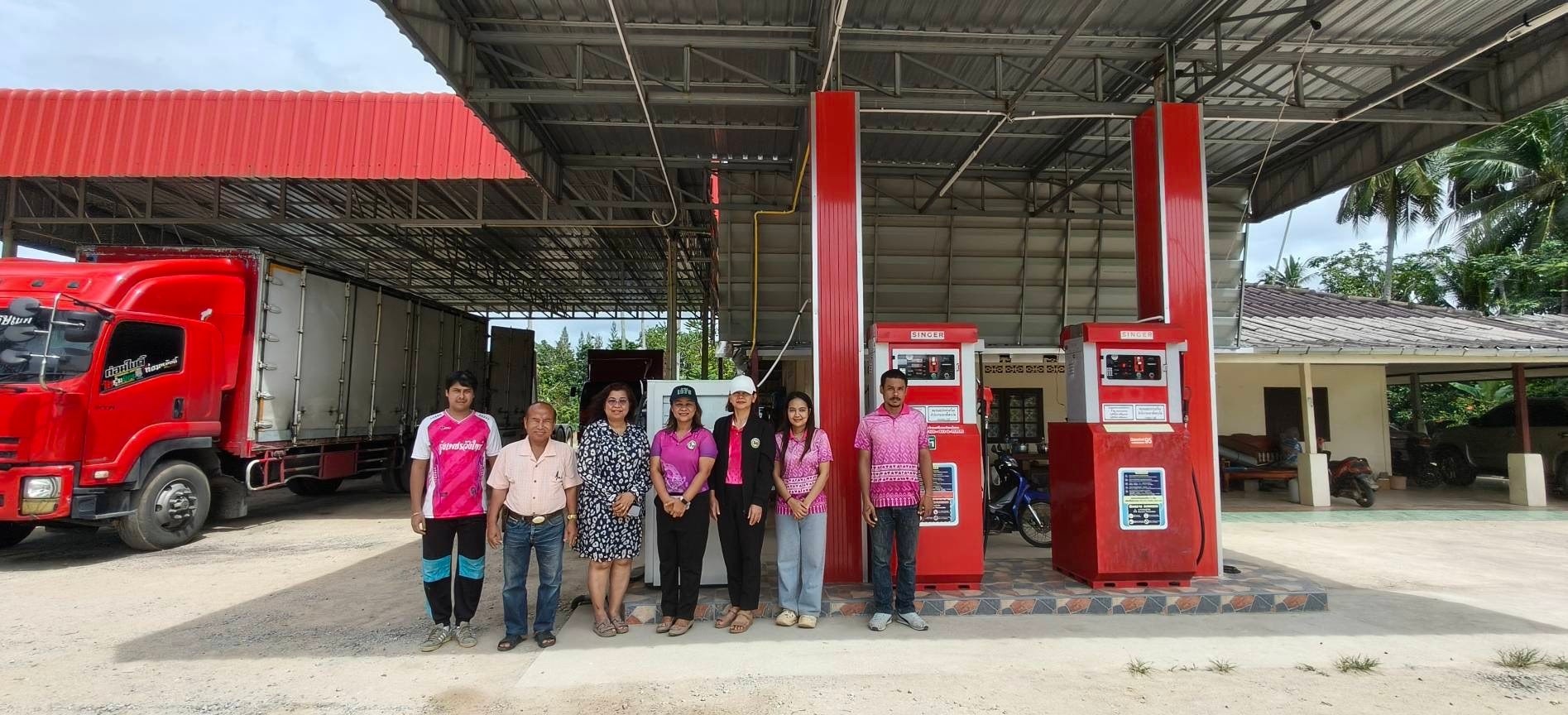 วันนี้( 7 ตุลาคม 2568) เวลา 13.00 น.
    งานสาธารณสุขและสิ่งแวดล้อม นำโดย นางสาว พรพรรณ แย้มมยาสุจริต หัวหน้าสำนักปลัด พร้อมด้วย นางสาวญานิศา ทั่งเนียม หัวหน้าฝ่ายบริหารงานทั่วไป และนางสาวกนกวรรณ พรหมพฤกษ์ ผู้ช่วยเจ้าพนักงานสาธารณสุข พร้อมด้วยเจ้าหน้าที่งานป้องกันฯ ลงตรวจพื้นที่ 
เพื่อขอใบอนุญาตกิจการที่เป็นอันตรายต่อสุขภาพ ประเภทที่ 12 กิจการที่เกี่ยวกับปิโตรเลี่ยม ฯลฯ สถานที่เกี่ยวกับงานสะสม หรือขนส่งปิโตรเลียม ณ ซอยเขาการ้อง หมู่ที่ 1 ต.วังใหม่ อ.เมือง จ.ชุมพร