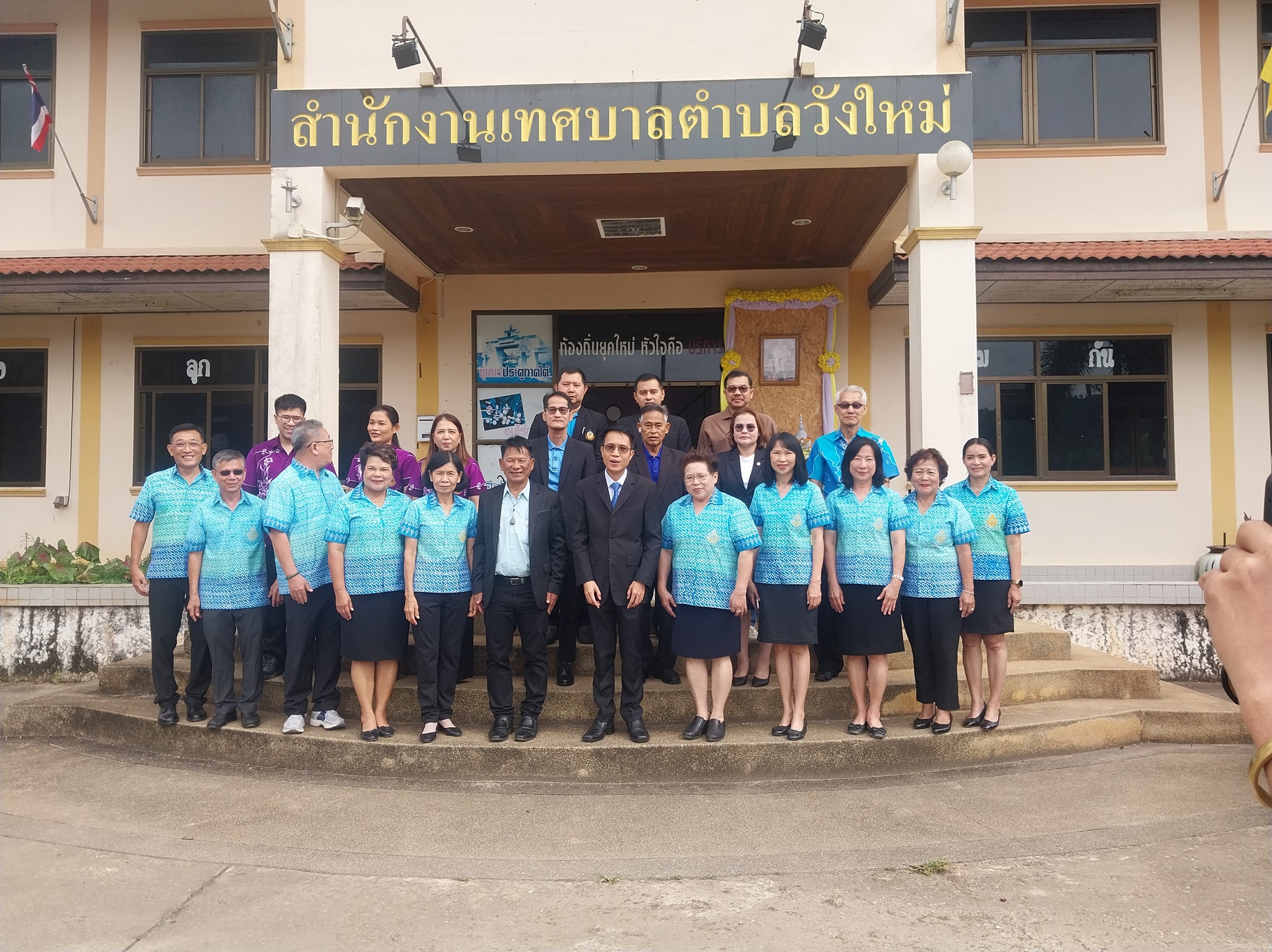 วันนี้ (10ตุลาคม2568 )เวลา 08.30 น. นำโดย นายพรศักดิ์ พิมาน นายกเทศมนตรีตำบลวังใหม่ พร้อมด้วย นางสาวพรพรรณ แย้มมยาสุจริต หัวหน้าสำนักปลัด  นางสาวญานิศา ทั่งเนียม หัวหน้าฝ่ายบริหารงานทั่วไป ร่วมรับลงทะเบียน ผู้เข้ารับการอบรม " โครงการพูดจากันด้วยใจห่วงใยกันด้วยรัก"
โดยนายรัชพล คำเผ่า ผู้พิพากษาหัวหน้าคณะชั้นตั้นในศาลแขวงนครปฐมช่วยทำงานชั่วคราวในตำแหน่งผู้พิพากษาหัวหน้าศาลเยาวชนและครอบครัวจังหวัดชุมพร เป็นวิทยากร-ปรึกษาให้ความรู้ด้าน ความรุนแรงในครอบครัว 
ปัญหาที่ดิน ปัญหา เด็ก และเยาวชน และปัญหาอื่นๆ  ตามความต้องการของกลุ่มเป้าหมาย
ณ เทศบาลตำบลวังใหม่ อ เมืองชุมพร จ.ชุมพร