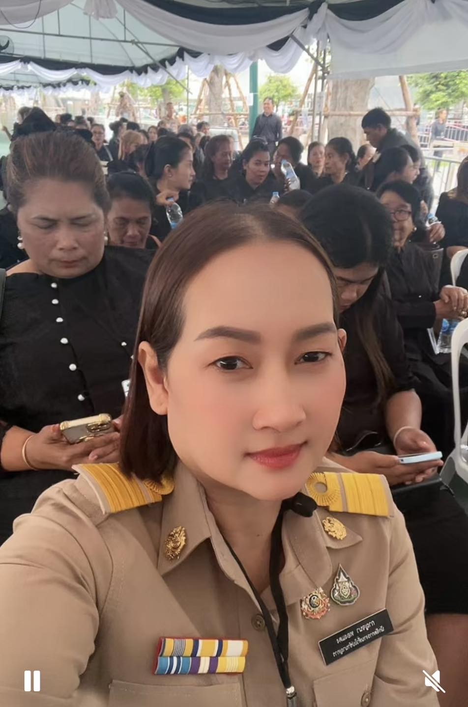 วันนี้ (19 พ.ย.68) เวลา 06.30น.ประชาชนที่เดินทางจากตำบลวังใหม่นำโดย นาย พรศักดิ พิมาน นายกเทศมนตรีตำบลวังใหม่พร้อมด้วยผู้นำชุมชน ได้เดินทางถึงจุดพักรอเพื่อเตรียมความพร้อมก่อนเข้าถวายบังคมพระบรมศพฯ
โดยมีเจ้าหน้าที่จากหลายหน่วยงานให้การดูแลและอำนวยความสะดวกอย่างใกล้ชิด ทั้งด้านการเดินทาง ความปลอดภัยและการบริการพื้นฐาน