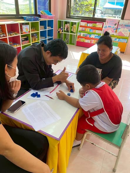 เมื่อวันพุธ ที่ 26 พฤศจิกายน 2568 
ด้วยศาลเยาวชนและครอบครัวจังหวัดชุมพร นำโดยนักจิตวิทยา และเจ้าหน้าที่ เข้าประเมินพัฒนาการเด็ก ในโครงการ“สร้างฐานชีวิต:เสริมพัฒนาการเด็กปฐมวัย สู่การเป็นพลเมืองคุณภาพ” ในศูนย์พัฒนาเด็กเล็กเทศบาลตำบลวังใหม่