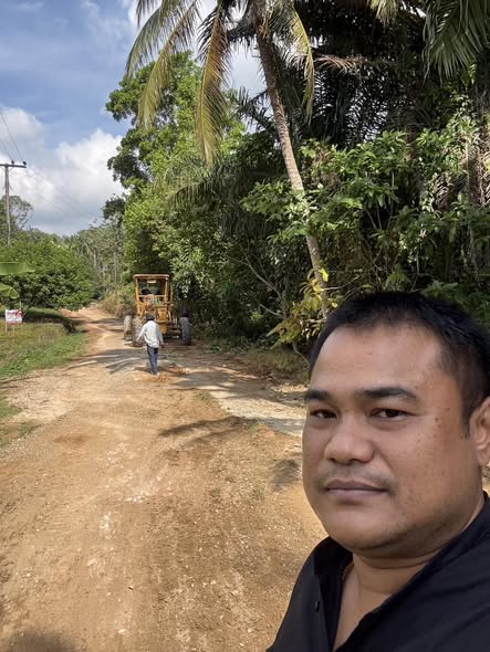 วันนี้( 8 ธ.ค.68) เวลา  09.30 น.
นำโดย จ.ส.อ. อนุสรณ์ ชะรินสาร นายช่างโยธา รักษาราชการแทนผอ.กองช่างลงพื้นที่ปฏิบัติงานติดตาม ผู้รับจ้างทำการเกรดเกลี่ยและบททับ ซอยท่าไม้ลาย 4 หมู่ที่ 7 ต.วังใหม่ อ.เมือง จ. ชุมพร