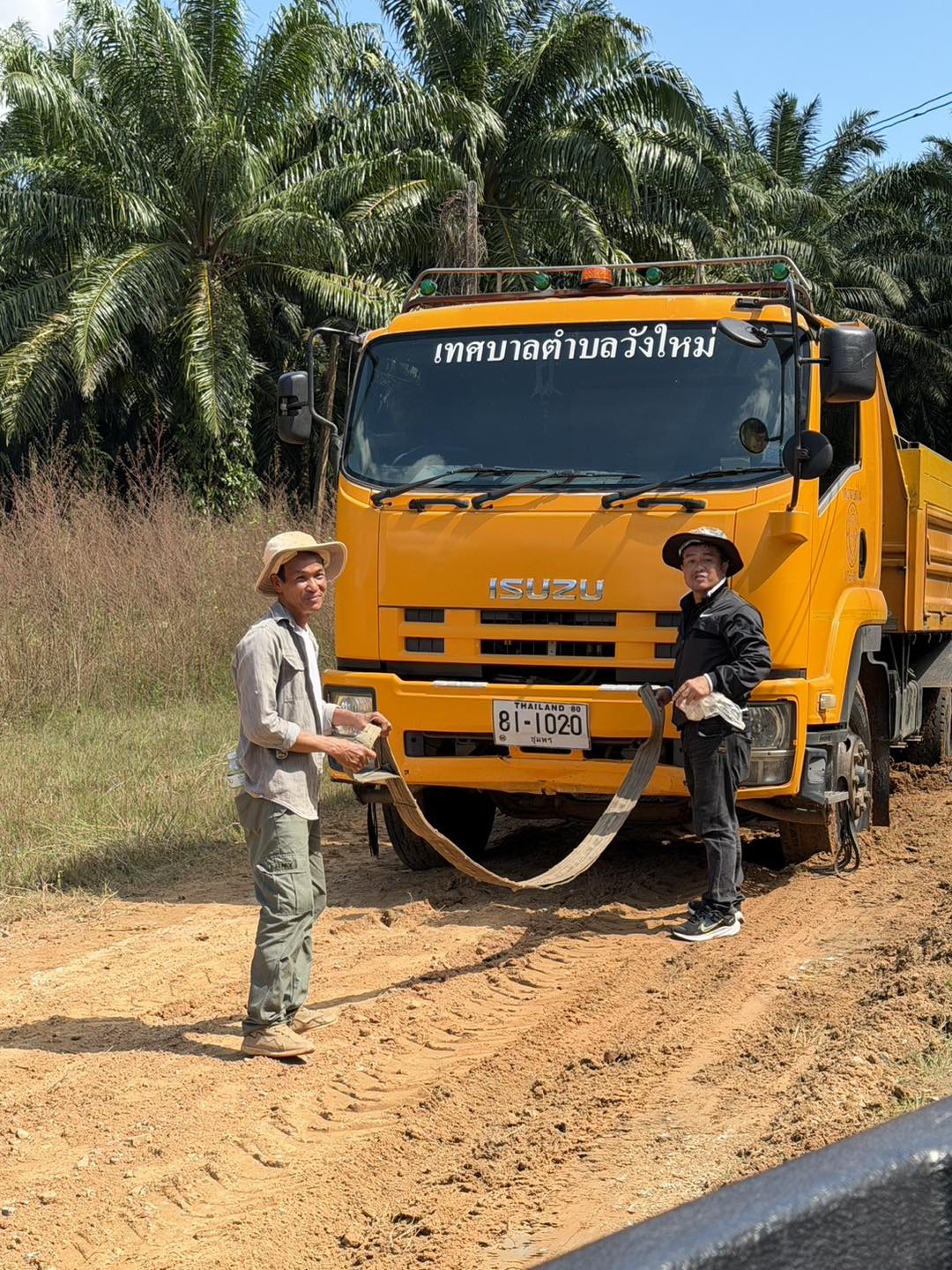 วันนี้ (16 ธันวาคม 2568) เวลา 09.30 น. นำโดยนายเทวฤทธิ์ อิสโร รองนายกเทศมนตรีตำบลวังใหม่ พร้อมด้วย นางสาวพรพรหม พิมาน เลขานุการนายกเทศมนตรี และนายสนธยา เกิดเขาทะลุ สมาชิกสภาเทศบาลเขต2
ลงพื้นที่ปฏิบัติงานให้กำลังใจพนักงานกองช่างนำเครื่องจักรกลปรับเส้นทางถนน ณ บริเวณเขาไคล หมู่ที่ 1 ต. วังใหม่ อ.เมือง จ. ชุมพร