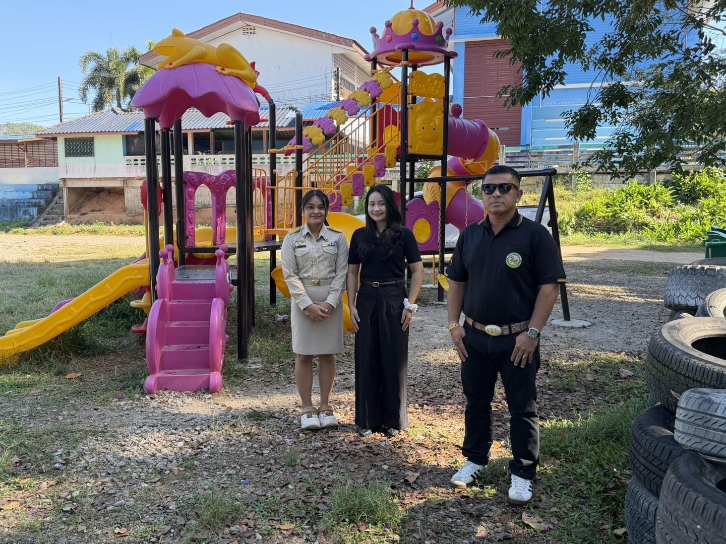 วันนี้ (22 ธ.ค.68) นางสาวพรพรหม พิมาน เลขานุการนายกเทศมนตรีตำบลวังใหม่ พร้อมด้วย นายสมศักดิ์ สูตรประจันต์ สมาชิกสภาเทศบาล เขต1 นำเครื่องจักรทำรั้วยางศูนย์พัฒนาเด็กเล็กบ้านไม้ลาย  สังกัดเทศบาลตำบลวังใหม่  หมู่ที่ 5 ตำบลวังใหม่ อำเภอเมืองชุมพร