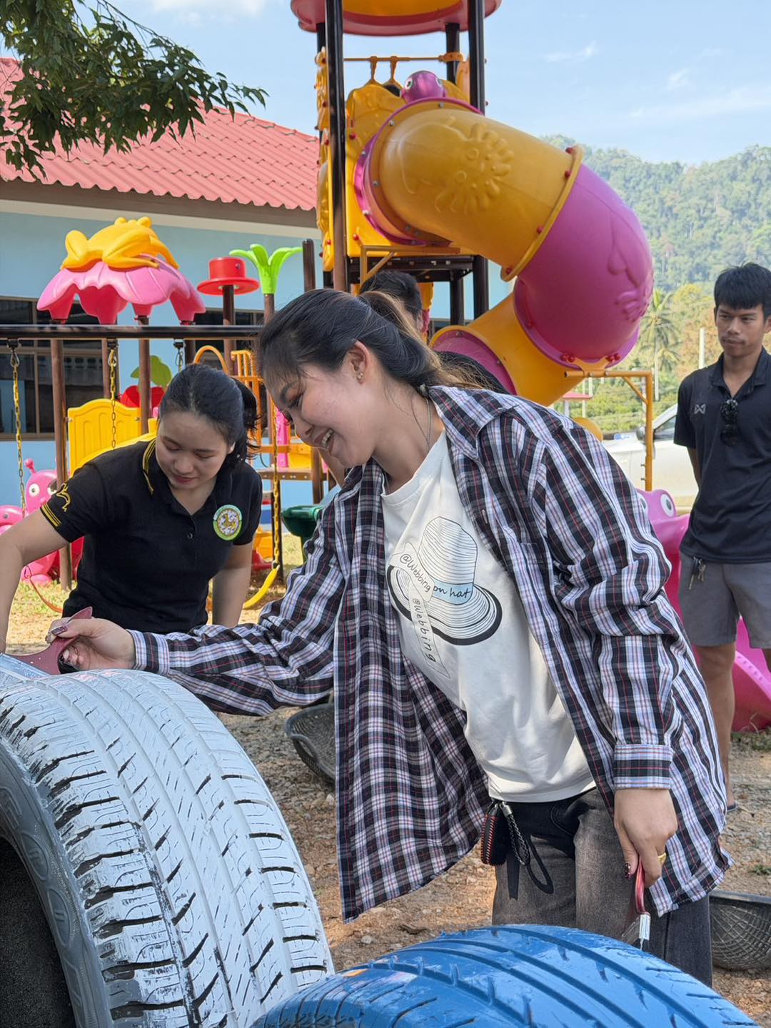 วันนี้ (26/ธ.ค.68) เวลา 09.00 น.
นำโดย นางสาว พรพรหม พิมานเลขานุการนายกเทศมนตรีตำบลวังใหม่ พร้อมด้วยสมาชิกสภาเทศบาลเขต 2และพนักงานบรรเทาฯ
ลงพื้นทึ่ปฏิบัติงานร่วมกับผู้ปกครองนักเรียน ช่วยทาสี ล้อยาง เพื่อทำเป็นของเล่นเด็ก ณ ศูนย์พัฒนาเด็กเล็กโรงเรียนบ้านท่าไม้ลายสังกัดเทศบาลตำบลวังใหม่ อ.เมือง จ.ชุมพร