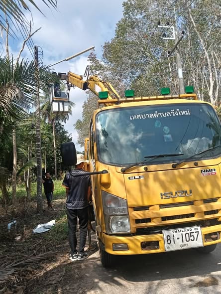 วันนี้ (15 มกราคม 2568) เวลา  09.30 น. นำโดย พนักงานกองช่างนายเขมฐณัฐ อรุณโชติ ผู้ช่วยนายช่างไฟฟ้า พร้อมด้วยนายสุรพงค์ เรณสถาน พนักงานขับเครื่องจักรกลขนาดเบาและนายสมศักดิ์ สูตรประจันต์สมาชิกสภาเทศบาลเขต1ลงพื้นที่ปฏิบัติงานเปลี่ยนหลอดไฟแสงสว่างถนน ตามที่ได้รับมอบหมายจากนายพรศักดิ์ พิมาน นายกเทศมนตรีตำบลวังใหม่ ณ หมู่ที่ 1 ตำบลวังใหม่ อ.เมือง จ .ชุมพร