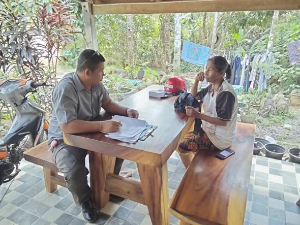 วันนี้ (6 ก.พ 69) เวลา 13.30น. พ.จ.อ. สิทธิชัย พิมสุวรรณ นักพัฒนาชุมชนชำนาญการ ลงพื้นที่สำรวจให้ความช่วยเหลือผู้ประสบปัญหาทางสังคม กรณีนางประเจียด  แก้วศรีมุล  (ผู้เป็นย่า) เลี้ยงดูหลาน ด.ช.ณัฐกร  อินทร์สุวรรณ ผู้พิการติดเตียง ณ บ้านเลขที่ 67/5  หมู่ที่ 5 ตำบลวังใหม่ อำเภอเมือง จังหวัดชุมพร