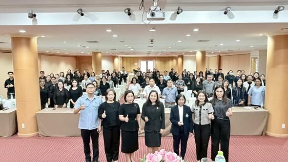 วันนี้ 5 มีนาคม 2569 เวลา 8.30 - 16.30 น.
    นางสาวกนกวรรณ พรหมพฤกษ์ ผู้ช่วยงานสาธารณสุขและสิ่งแวดล้อม เข้าร่วมประชุมการขับเคลื่อนพัฒนาศักยภาพบุคลากร และเครือข่ายในการดำเนินงานชุมชน เพื่อพัฒนาศักยภาพเจ้าหน้าที่ อปท.และ เจ้าหน้าที่สาธารณสุข ในการดำเนินงานชุมชนที่เป็นมิตรกับผู้สูงอายุและผู้พิการ (Age-Friendly Communtties 2026) ณ ห้องประชุมพุทธรักษา โรงแรมมรกตทวิน จ.ชุมพร