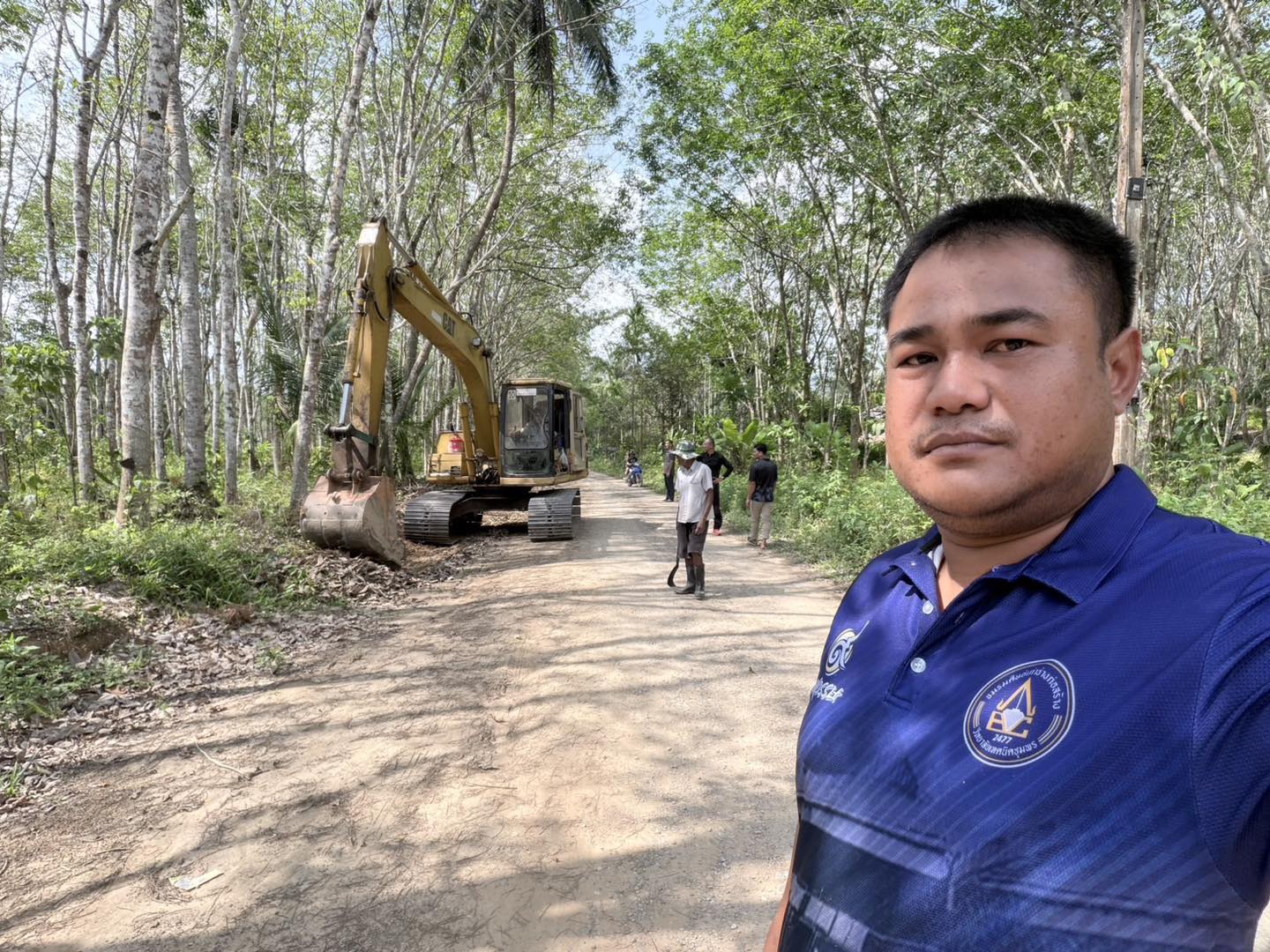 วันนี้17มี.ค 69 เวลา 08.30 น.จ.ส.อ.อนุสรณ์
ชะรินทร์สาร ลงพื้นที่ติดตามงานถนนผู้รับจ้างเข้าดำเนินการเคลึ่ยริ่งพื้นทางถนนสายคลองสะเดา หมู่ที่ 6 ต. วังใหม่ อ. เมือง จ.ชุมพร