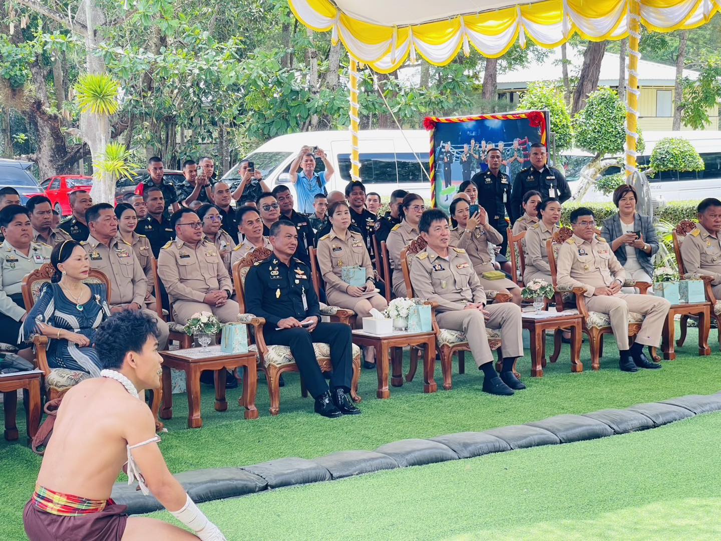 นางสาวพรพรหม พิมาน เลขานุการนายกเทศมนตรีตำบลวังใหม่รับมอบหมายจากนายพรศักดิ์ พิมาน นายกเทศมนตรีตำบลวังใหม่ เข้าร่วมพิธีบวงสรวงสนามเวทีมวย มทบ.44 เสริมสิริมงคล-ขวัญกำลังใจทหาร