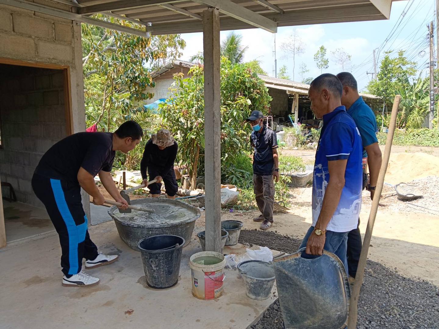 วันนี้ 27 มีนาคม 2569 เวลา09.00 น.นำโดย  พ.จ.อ. สิทธิชัย พิมสุวรรณนักพัฒนาชุมชนชำนาญการ พร้อมด้วย จ.ส.อ. ศราวุธ พฤกษามุกเจ้าพนักงานป้องกันฯ  นายเฉลิมพงค์ พรมวิสัย คนงาน ทั่วไป พนักงานป้องกันฯ
นายสายันต์ น้อยรักษ์ พนักงานป้องกันฯขับเครื่องจักรกลขนาดเบาร่วมกันทำแท่นวางถังน้ำ 1000 ลิตร และเทพื้นฟุตบาท บ้านกลุ่มเปราะบาง (คนพิการ) นายสายันต์ เกสดา  บ้านเลขที่ 116 หมู่ที่6
ตำบลวังใหม่ อำเภอเมือง จังหวัดชุมพร