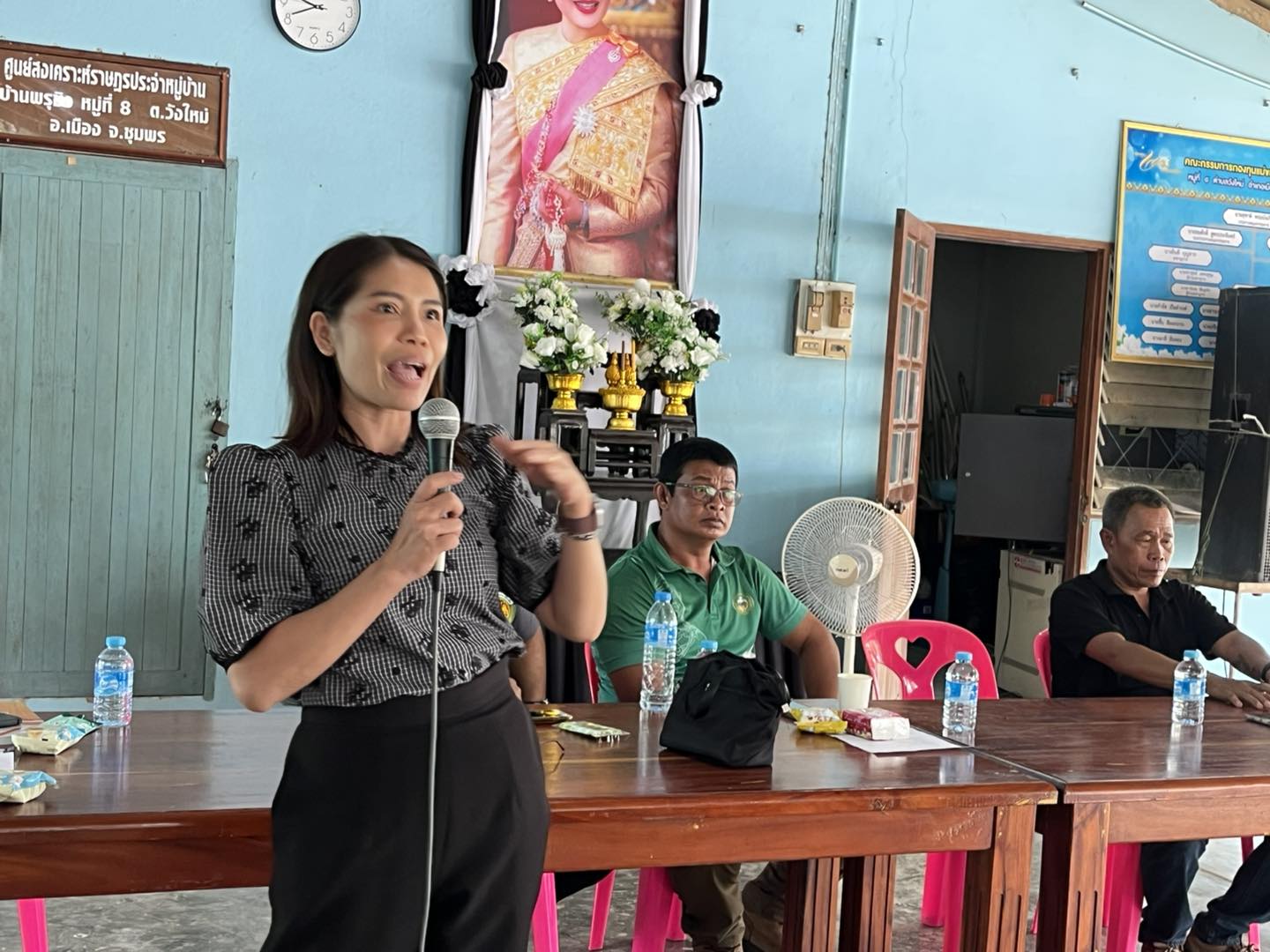 วันนี้ 6พฤษภาคม 2569 เวลา 09.00 น. นำโดย  นางสาวณัฐชานันท์ รักษ์อติกิตติ์ ปลัดเทศบาลตำบลวังใหม่ พร้อมด้วยนางสาวพรพรรณ แย้มมยาสุจริต หัวหน้าสำนักปลัด  นางสาวอัญญรัตน์ คลี่เกษร หัวหน้าฝ่ายอำนวยการ นางสาวปาริตา วรรณนิยม นักวิเคราะห์นโยบายและแผน พ.จ.อ. สิทธิชัย พิมสุวรรณ นักพัฒนาชุมชนชำนาญการ นางสาวมาริษาเก่งกล้า ผู้ช่วยงานแผนและงบประมาณ นางสาวศิริวัน เขียวอุดม ผู้ช่วยเจ้าพนักงานประชาสัมพันธ์และนายธนงศักดิ์ อมร พนักงานขับรถยนต์สำนักปลัด
ลงพื้นที่ปฏิบัติงานจัดประชุมรับฟังปัญหาและความต้องการของประชาชนในหมู่บ้านเพื่อจัดทำแผนพัฒนาท้องถิ่น  2570-2575
ณ ศาลาหมู่บ้านพรุ่ชิงหมู่ที่ 8 ตำบลวังใหม่ อำเภอเมือง จังหวัดชุมพร