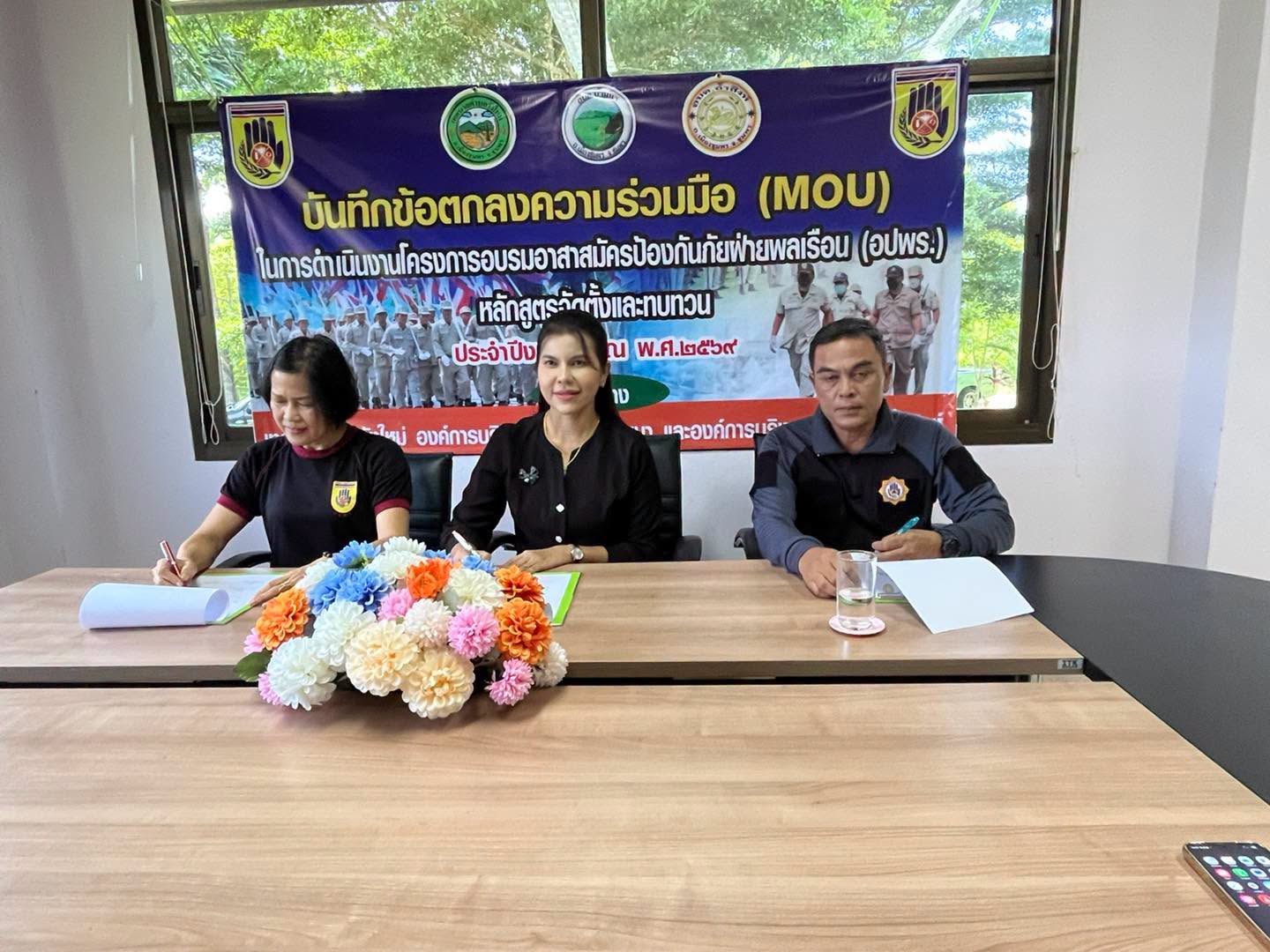 วันนี้ 24 มิถุนายน 2569 เวลา 10.00น. นายพรศักดิ์ พิมาน นายกเทศมนตรีตำบลวังใหม่ได้ให้การต้อนรับ นายธรรมนูญ ศรีนวล นายกองค์การบริหารส่วนตำบลบ้านนา และนางสาว เอื้องฟ้า นวลมีนายก องค์การบริหารส่วนตำบลถ้ำสิงห์ ได้เข้าเยี่ยมและให้กำลังใจผู้เข้าอบรม สมาชิกอปพร. โครงการอบรมอาสาสมัครป้องกันภัยฝ่ายพลเรือน ณ ห้องประชุมเทศบาลตำบลวังใหม่ อำเภอเมือง จังหวัดชุมพร