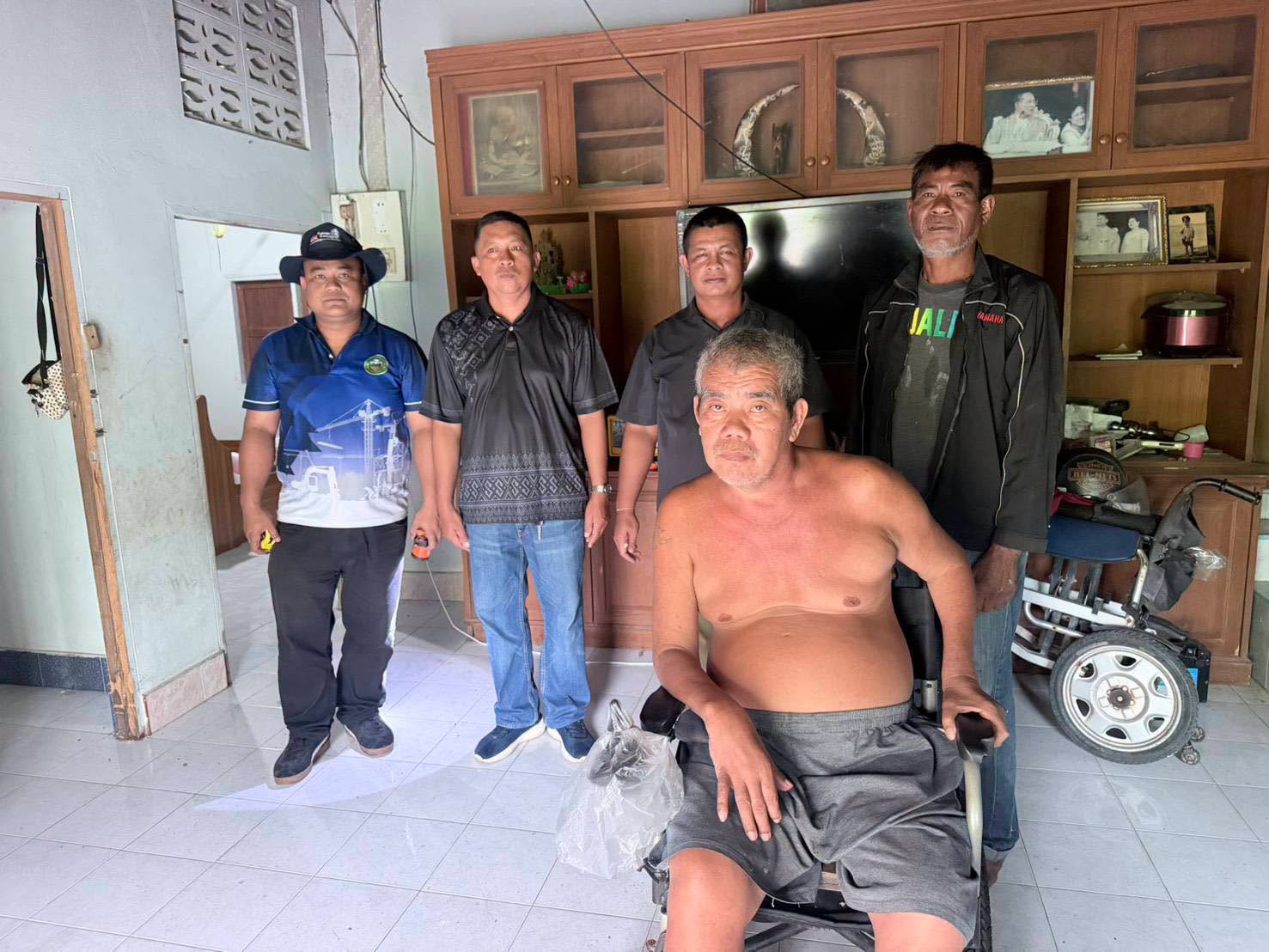 วันนี้ 3 กรกฎาคม 2569 เวลา 13.30 น. พ.จ.อ.สิทธิชัย พิมสุวรรณนักพัฒนาชุมชนชำนาญการพร้อมด้วยจ.ส.อ.อนุสรณ์ ชะรินสาร นายช่างโยธารักษาราชการแทนผอ.กองช่าง  นายสุรพงค์ พรมโยธา ผู้ใหญ่บ้านหมู่ที่1
     ลงพื้นที่ปฏิบัติงานร่วมประเมินการขอปรับสภาพแวดล้อมที่อยู่อาศัยคนพิการรายนายอรัญ  มาชนา  หมู่ที่ 1 ตำบลวังใหม่ อำเภอเมือง จังหวัดชุมพร เพื่อขอรับการสนับสนุนงบประมาณจากกองทุนฟื้นฟูสมรรถภาพจังหวัดชุมพรต่อไป