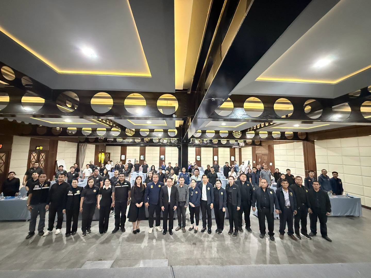 นายพรศักดิ์ พิมาน นายกเทศมนตรีตำบลวังใหม่ มอบหมาย นางสาวพรพรหม พิมาน เลขานุการนายกเทศมนตรีพร้อมด้วยนาย อุดมศักดิ์ สวียม   พนักงานดับเพลิง